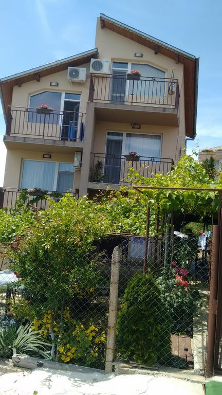 Faina Guest House Rezovo Bagian luar foto